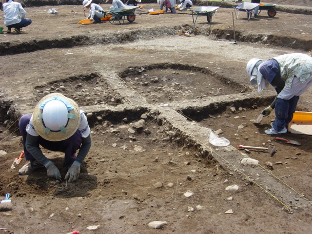 竪穴住居跡の調査の様子